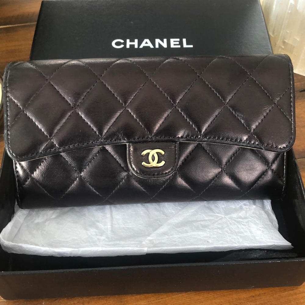 Authentic Chanel matrasse flap wallet gold CC.
